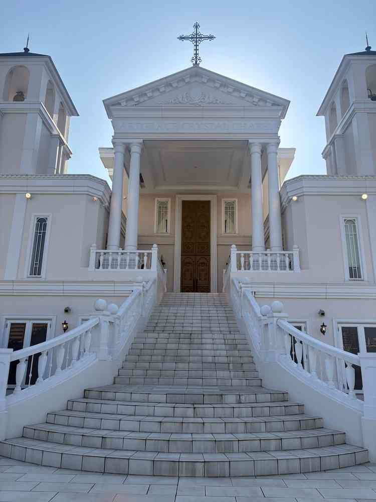 チャペル外階段。フラワーシャワーやシャボン玉の演出ができます。