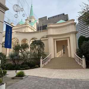 チャペルの外観式後ここで参列者からフラワーシャワーをしてもらえる。空と白いチャペルがとてもよかった