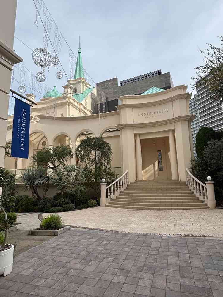 チャペルの外観式後ここで参列者からフラワーシャワーをしてもらえる。空と白いチャペルがとてもよかった