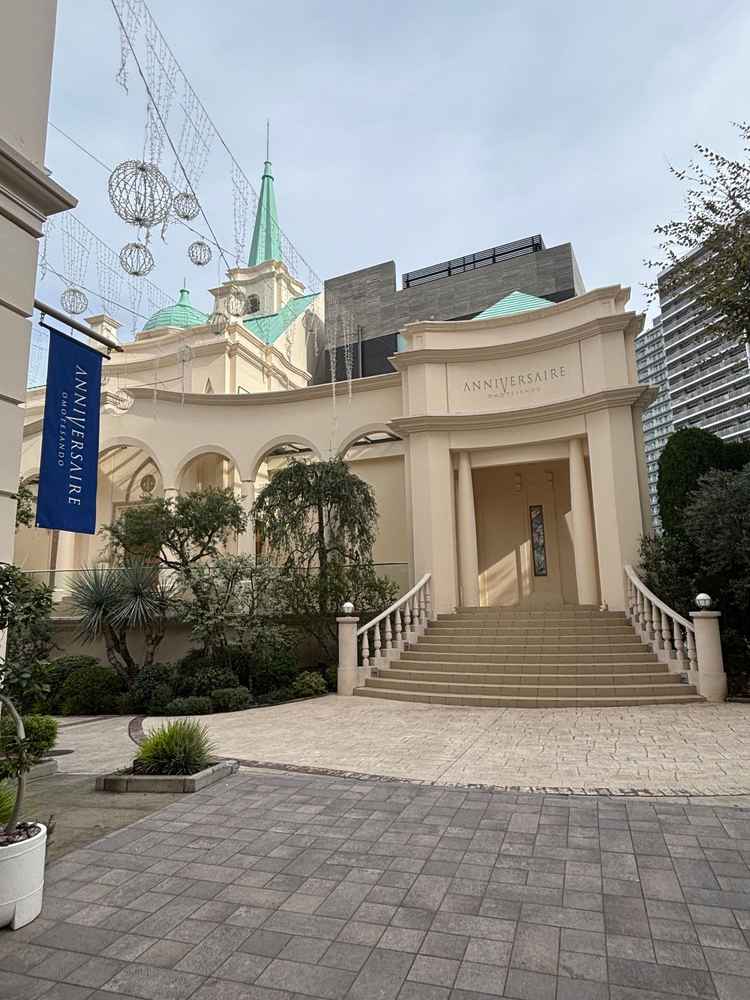 チャペルの外観式後ここで参列者からフラワーシャワーをしてもらえる。空と白いチャペルがとてもよかった