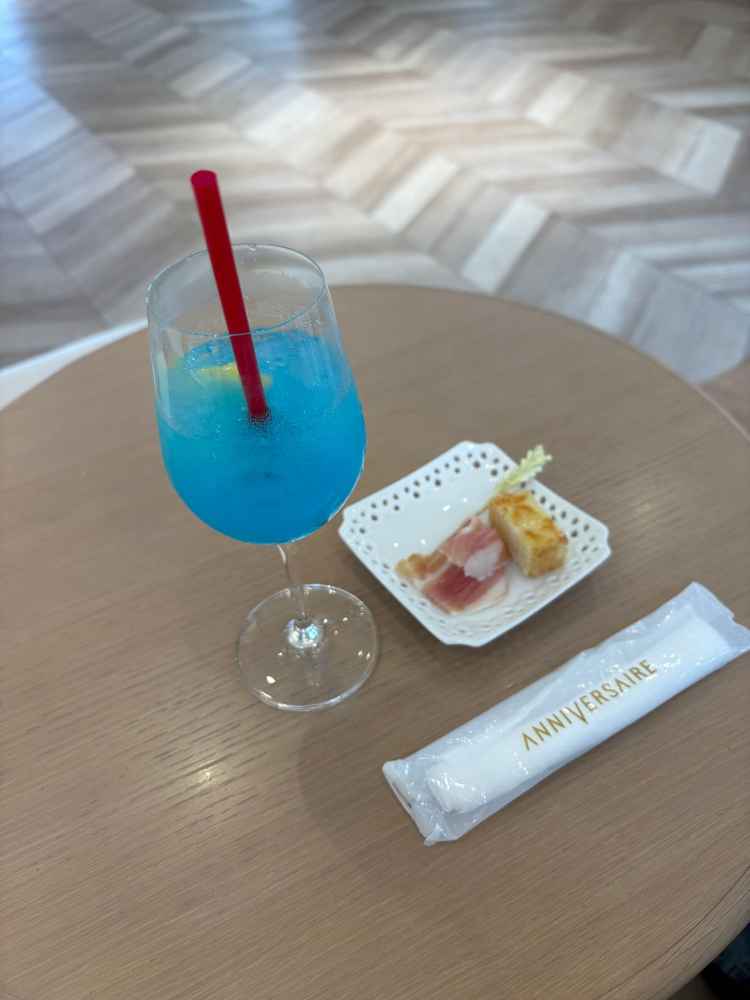 ウェルカムパーティーで提供される生ハムやドリンクは軽食という感じで量も良かったです。
