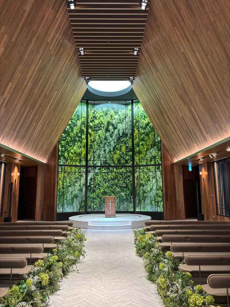 木目調と緑が印象的なチャペル。バージンロードとの距離が近く、新郎新婦の表情までよく分かりそうでした。