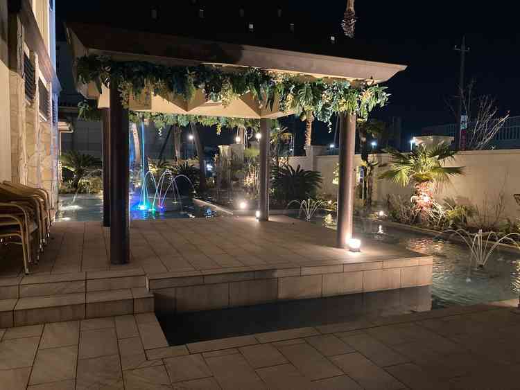 結婚式場内の、外の景色です。夏場は窓を開けて、外でドリンクを持って楽しむこともできるそうです。