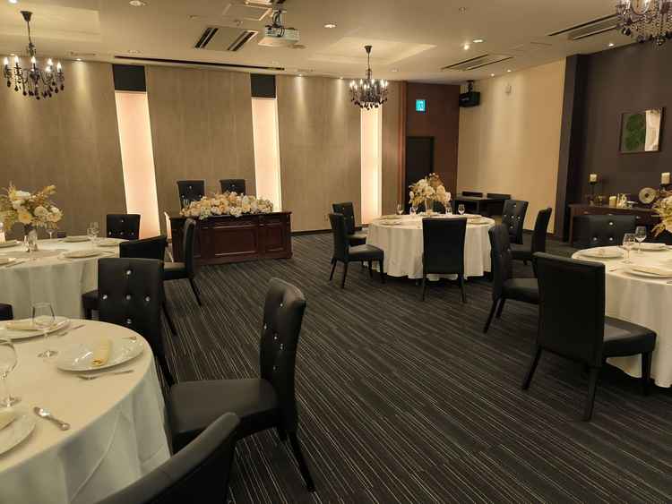 ルーチェと言うお部屋で　バーカウンターやソファーがありとっても綺麗でした。