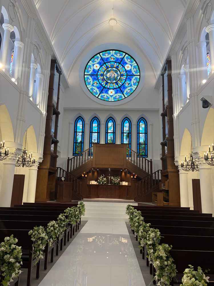 青色のステンドグラスが素敵で、天井がとても高く、開放感があります。