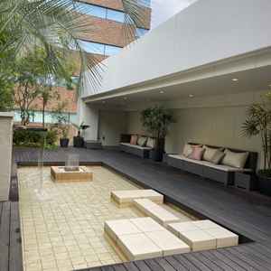 バルコニーです。披露宴会場と併設されており、ゲストの喫煙所として利用したりできます。