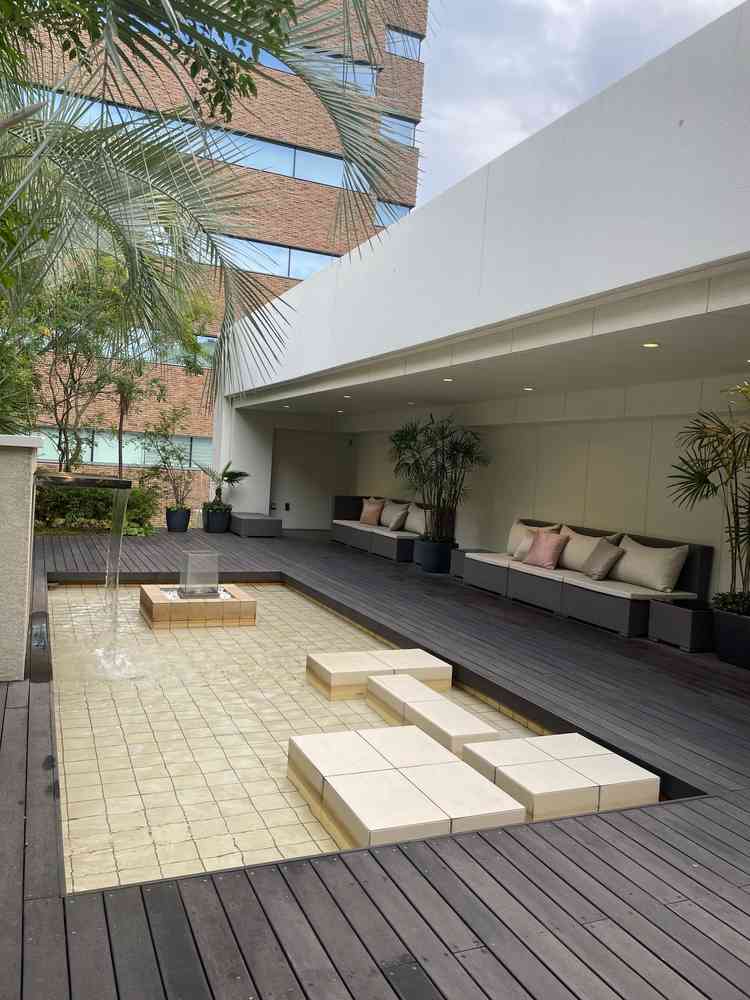 バルコニーです。披露宴会場と併設されており、ゲストの喫煙所として利用したりできます。