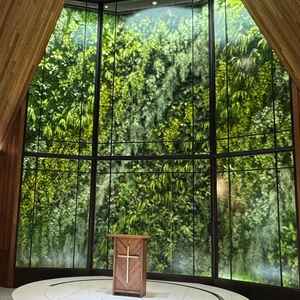 チャペル正面。迫力があり、全天候型でどういう天気でも対応できるのが素敵だと思いました。