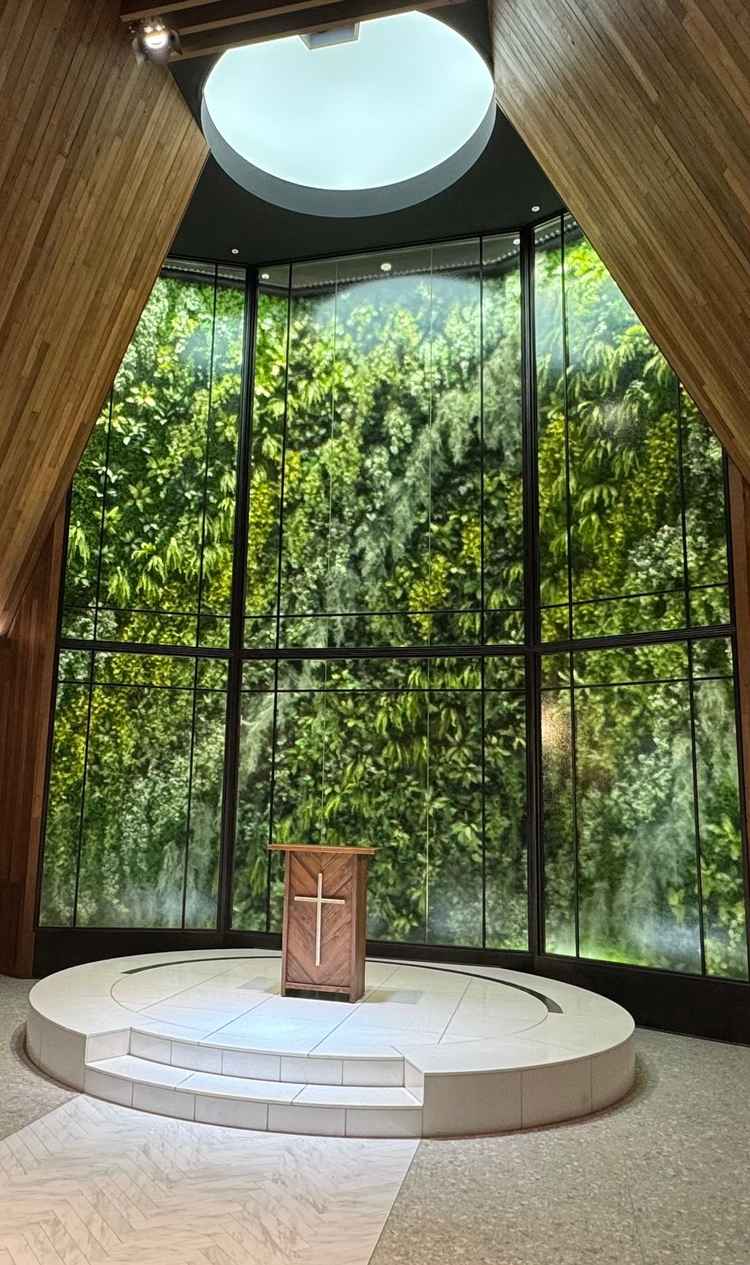 チャペル正面。迫力があり、全天候型でどういう天気でも対応できるのが素敵だと思いました。