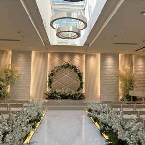 挙式会場です。白を基調とした清潔感のある会場でした。