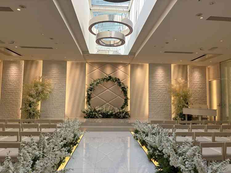 挙式会場です。白を基調とした清潔感のある会場でした。