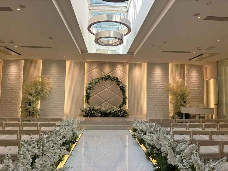 挙式会場です。白を基調とした清潔感のある会場でした。