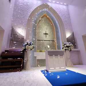 LEDライトとフェザーシャワーが幻想的で、心に残るチャペルだと感じました