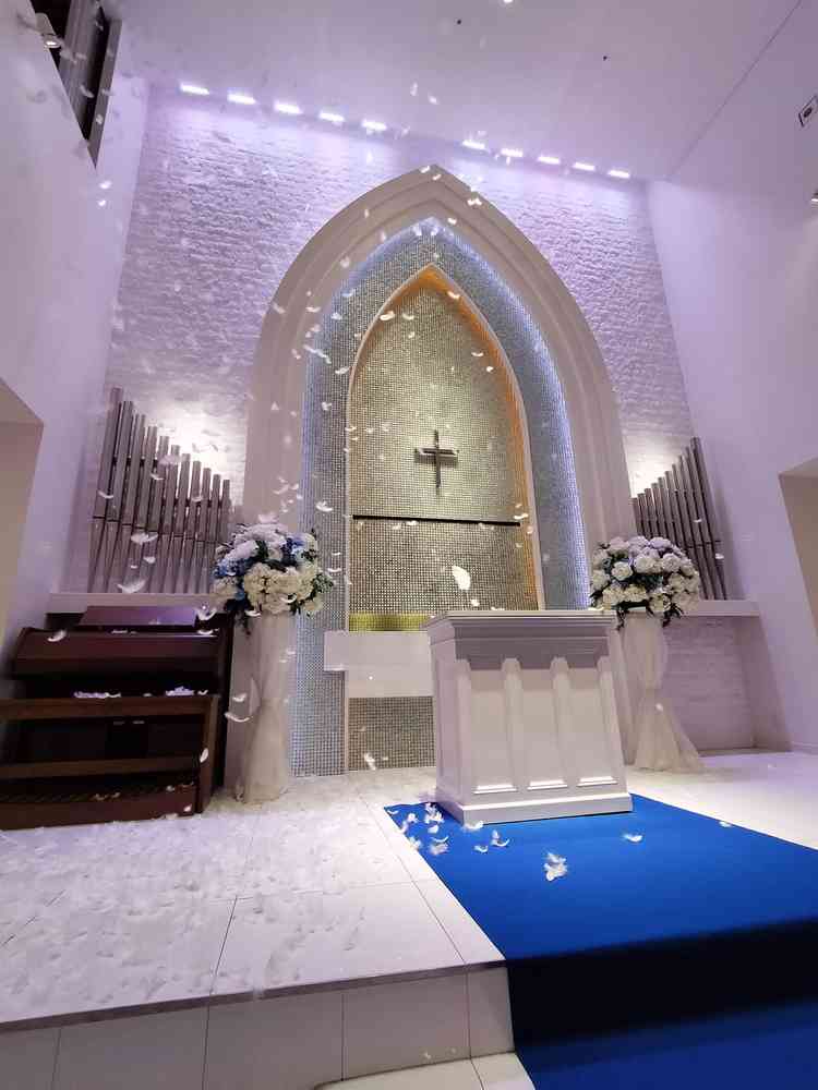 LEDライトとフェザーシャワーが幻想的で、心に残るチャペルだと感じました