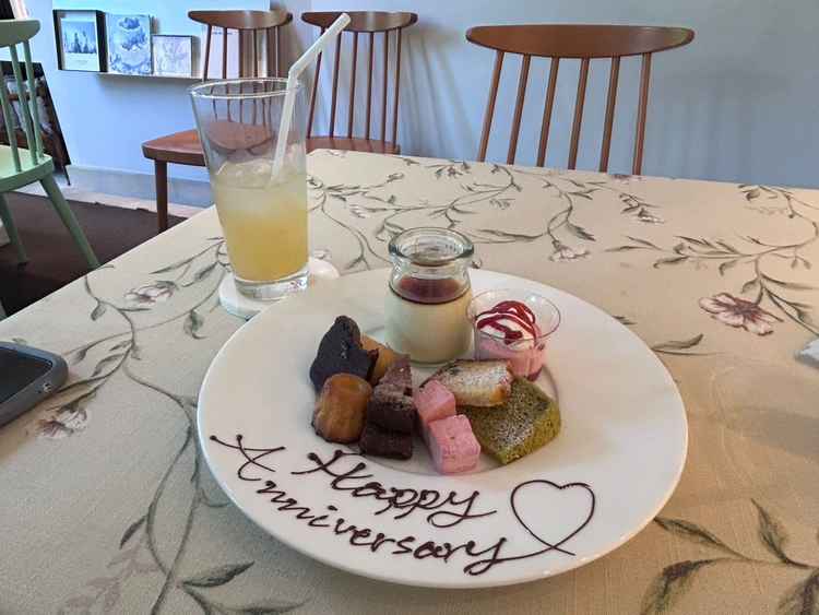 デザートの試食。プリンが絶品。この日は入籍日だったので、メッセージを書いてくださいました。
