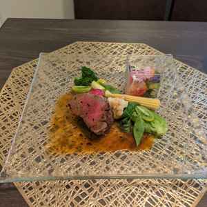 お肉が絶妙なレアで柔らかったです。野菜もフレッシュで彩りが綺麗で女性シェフならではでした。