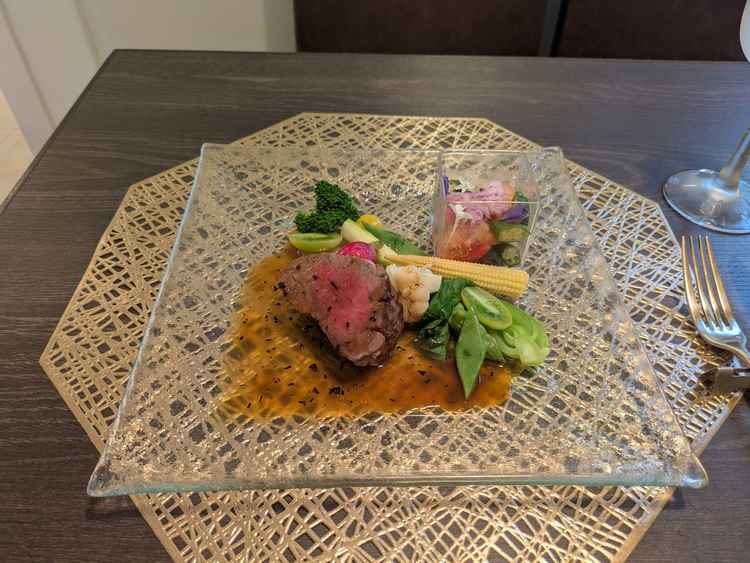 お肉が絶妙なレアで柔らかったです。野菜もフレッシュで彩りが綺麗で女性シェフならではでした。