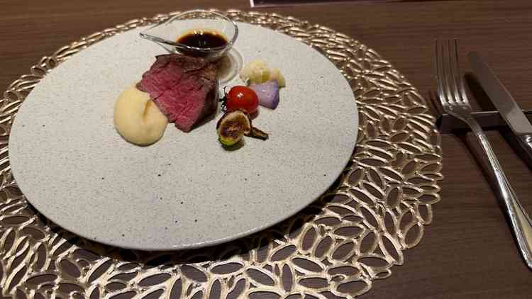 こだわりの牛ステーキが最高に美味しかった。トリュフソースも美味しかったです。