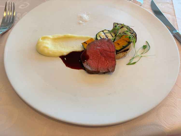 肉料理は柔らかく旨味がしっかり感じられ焼き加減も絶妙で香り豊かでとても満足できる一品でした