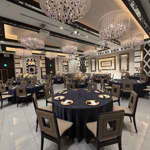 階段のある披露宴会場でシックな雰囲気