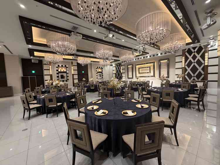 階段のある披露宴会場でシックな雰囲気