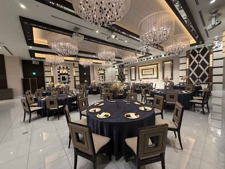 階段のある披露宴会場でシックな雰囲気