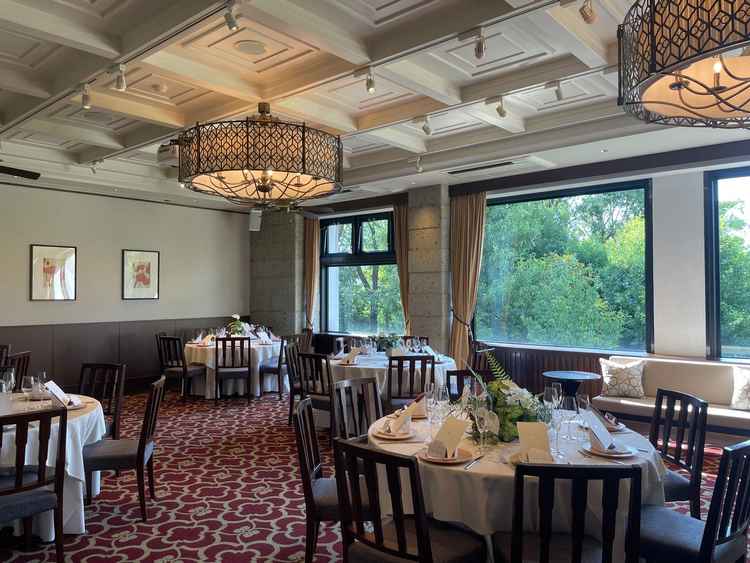 3面ガラス張りチャペルの方の披露宴会場。大正モダンという感じでとてもよかった。