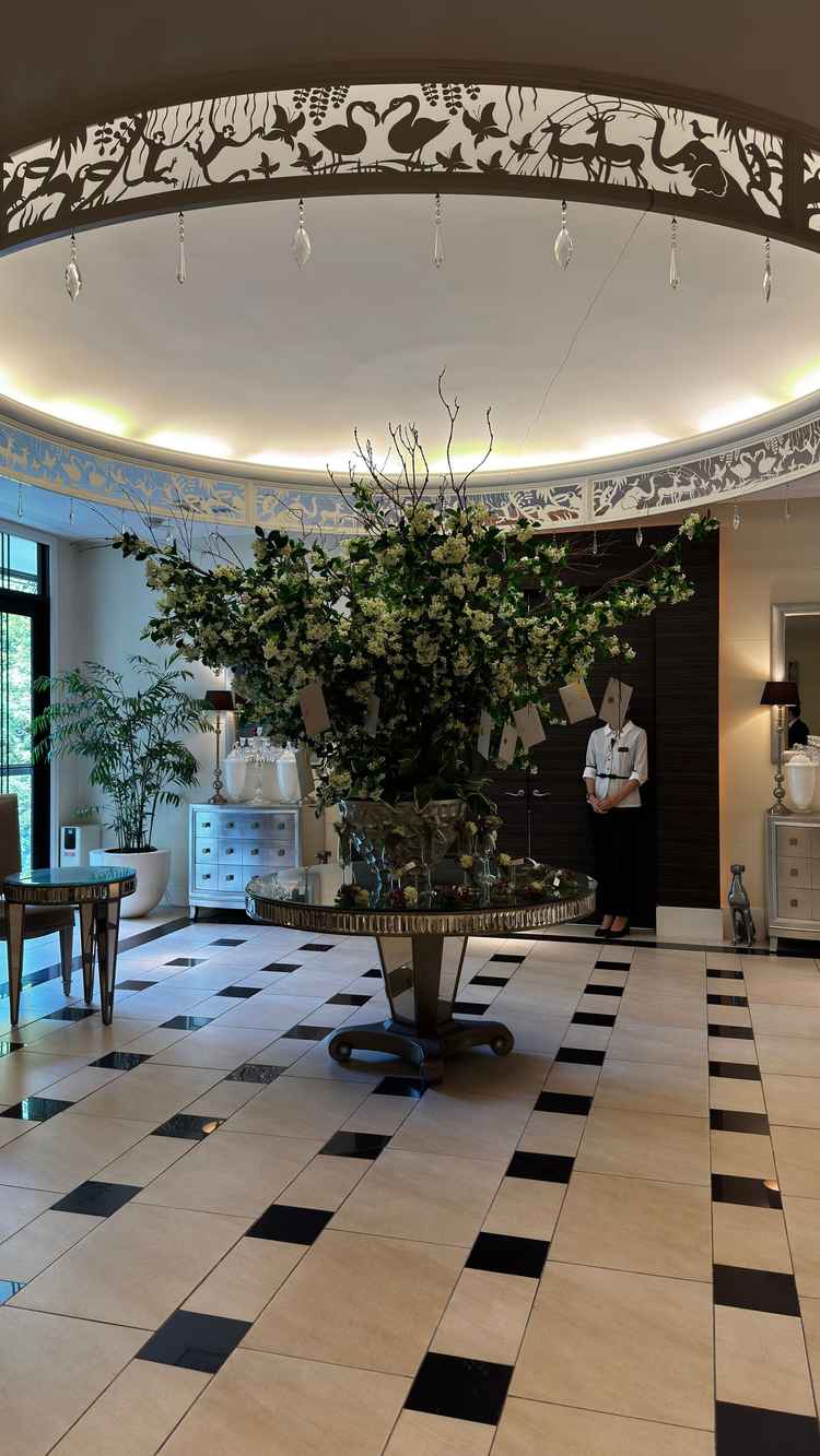 動線の中心となるシンボルツリー。会場のどこを切り取っても、ホテルのようなゆとりある広さを有する。