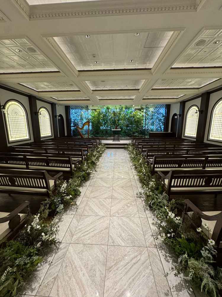 挙式会場。奥に緑あり