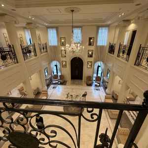 ゲストをお出迎えするロビー。とても広々としていて、天井も高く、理想的な空間でした。