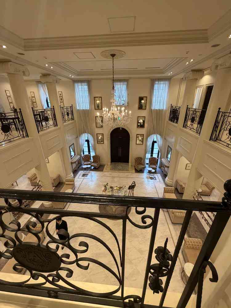 ゲストをお出迎えするロビー。とても広々としていて、天井も高く、理想的な空間でした。