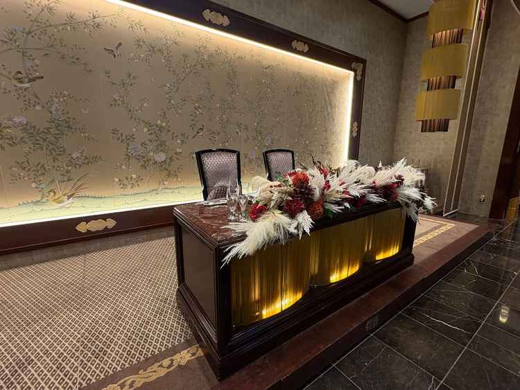 鳳鳴の間の高砂。和モダンな披露宴会場です。