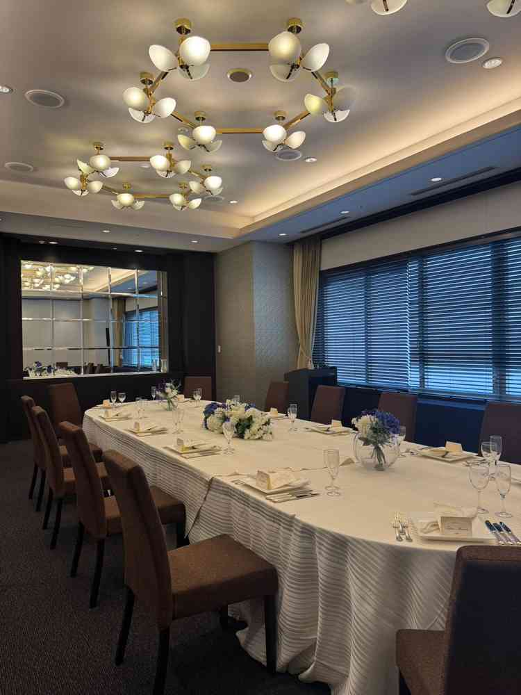 少人数に合わせた会食会場を案内してもらったが、サイズもちょうどよく、とても綺麗な部屋だった。