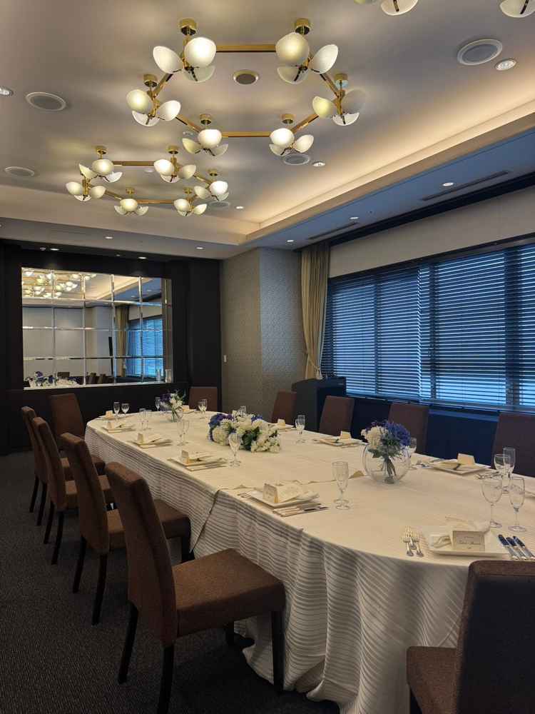 少人数に合わせた会食会場を案内してもらったが、サイズもちょうどよく、とても綺麗な部屋だった。