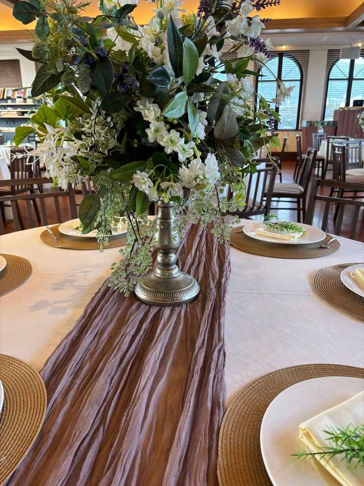 料理が運ばれてくる前のテーブルコーディネートの写真。ナチュラルなコーディネートで綺麗でした。