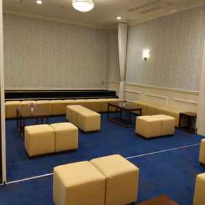 親族控え室です。奥の壁側で集合写真を撮ることができます。広々としていてくつろげます。