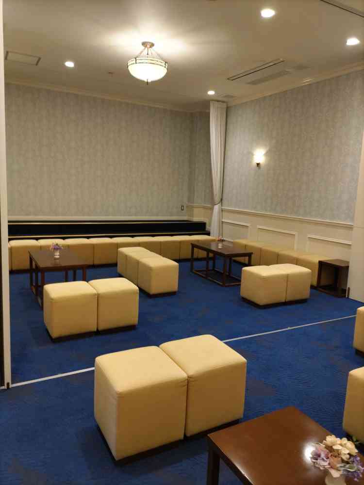 親族控え室です。奥の壁側で集合写真を撮ることができます。広々としていてくつろげます。