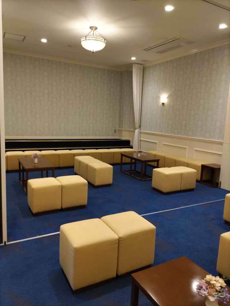 親族控え室です。奥の壁側で集合写真を撮ることができます。広々としていてくつろげます。