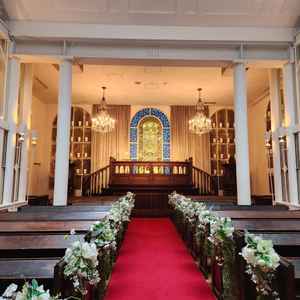 大階段から深紅のバージンロード、ステンドグラスやアンティークチェアなど他にはない素敵な雰囲気でした。