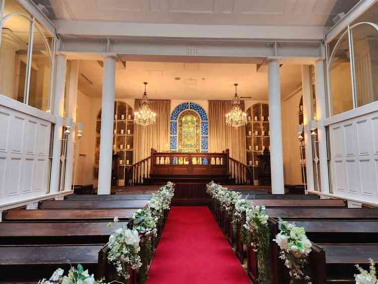 大階段から深紅のバージンロード、ステンドグラスやアンティークチェアなど他にはない素敵な雰囲気でした。