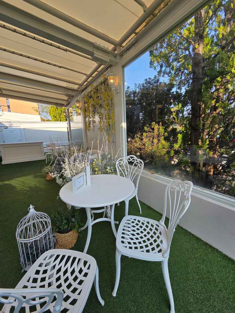 メインルームからガラス越しでテラスがあり緑もあり落ち着くスペース