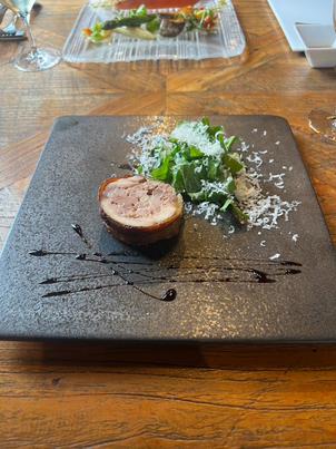 試食会の前菜料理。鶏肉とサーモンの2種類をシェア。どちらもとても美味しかった。