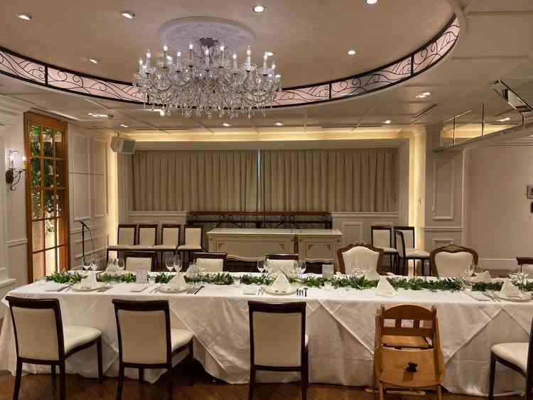 披露宴会場。机のレイアウトを変えることで、少人数〜70名ほどまで参加可能。