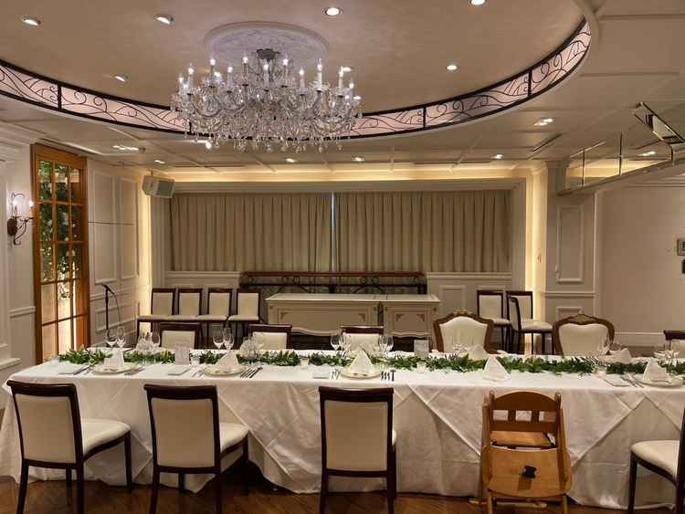 披露宴会場。机のレイアウトを変えることで、少人数〜70名ほどまで参加可能。