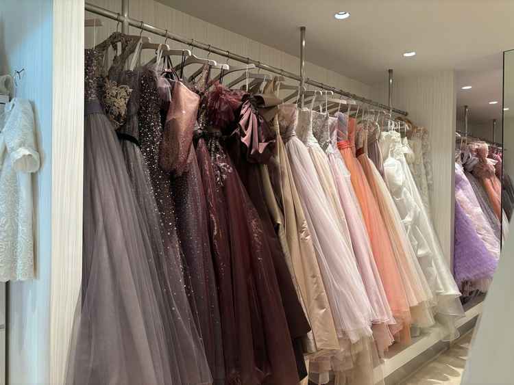 式場内にドレスサロンもあり拝見させてもらったが、バリュエーションがすごく豊富でした。