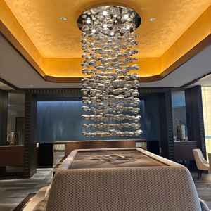 待合室です。左右に広い空間があり、椅子やテーブルが多く設置されています。