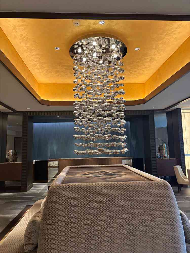 待合室です。左右に広い空間があり、椅子やテーブルが多く設置されています。