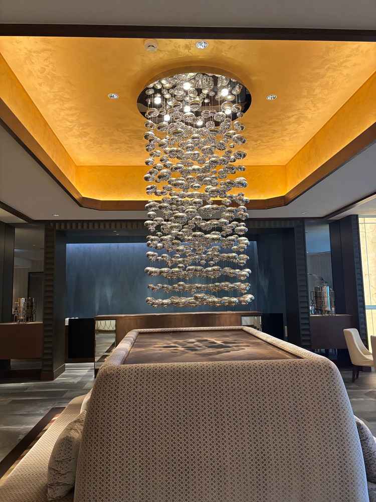 待合室です。左右に広い空間があり、椅子やテーブルが多く設置されています。