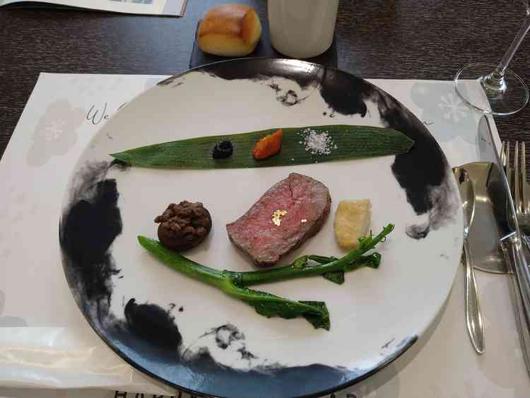 試食させていただいたメイン料理です。地元の食材も取り入れた、素晴らしい料理でした。