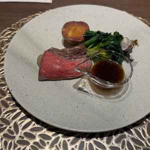 メインのブランド牛。脂身が少なく、旨味は多く女性でも胃もたれ無く食べれると感じました。